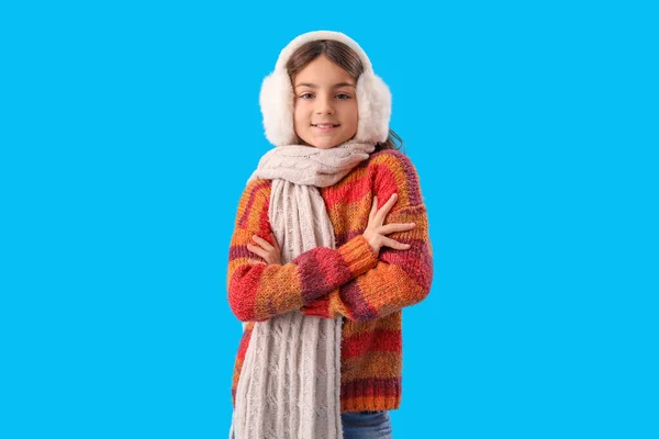 Mavi Arka Planda Kışlık Giysiler Içinde Şirin Küçük Bir Kız — Stok fotoğraf