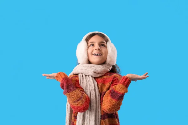 Felice Bambina Abiti Invernali Sfondo Blu — Foto Stock