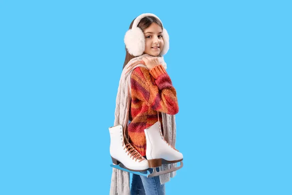 Nettes Kleines Mädchen Winterkleidung Mit Schlittschuhen Auf Blauem Hintergrund — Stockfoto