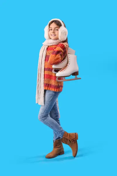 Carino Bambina Abiti Invernali Con Pattini Ghiaccio Sfondo Blu — Foto Stock