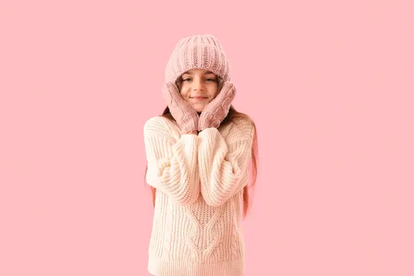 Pembe Arka Planda Kışlık Giysiler Içinde Şirin Küçük Bir Kız — Stok fotoğraf