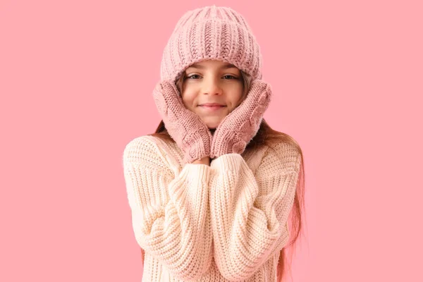 Nettes Kleines Mädchen Winterkleidung Auf Rosa Hintergrund — Stockfoto