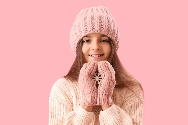 Roztomilé Holčička Zimním Oblečení Růžovém Pozadí — Stock fotografie