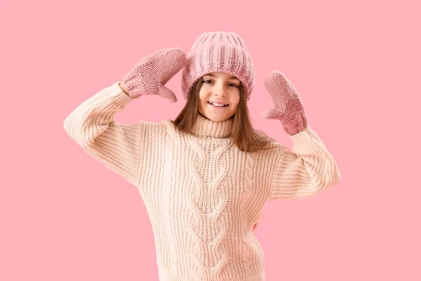 Šťastná Holčička Zimním Oblečení Růžovém Pozadí — Stock fotografie