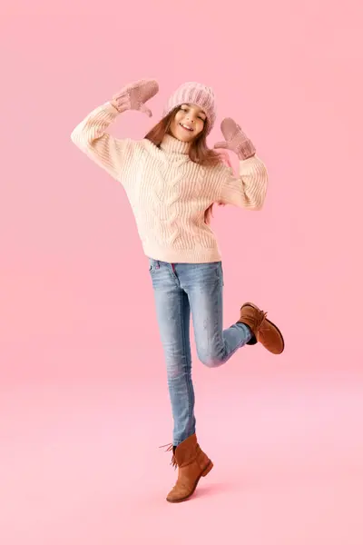 Šťastná Holčička Zimním Oblečení Růžovém Pozadí — Stock fotografie