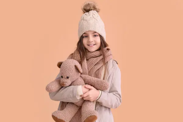 Nettes Kleines Mädchen Winterkleidung Mit Spielzeugbär Auf Beigem Hintergrund — Stockfoto