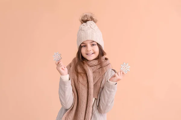 Schattig Klein Meisje Winter Kleding Met Sneeuwvlokken Beige Achtergrond — Stockfoto