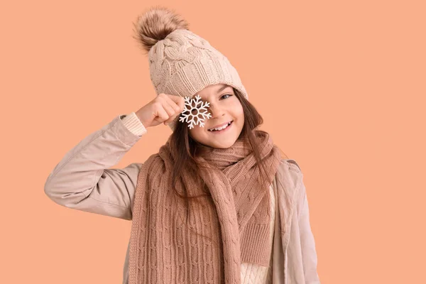 Nettes Kleines Mädchen Winterkleidung Mit Schneeflocke Auf Beigem Hintergrund — Stockfoto