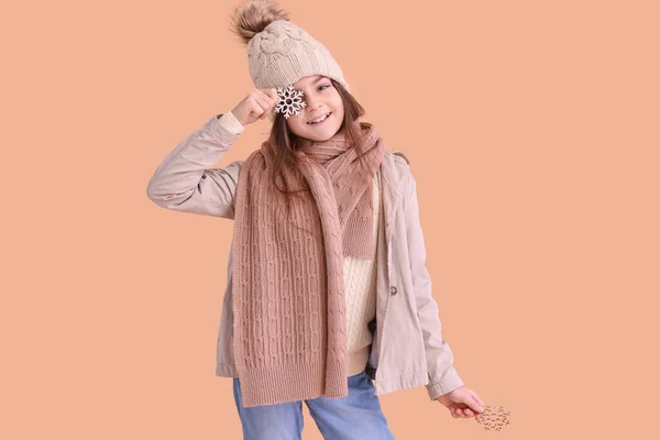 Nettes Kleines Mädchen Winterkleidung Mit Schneeflocken Auf Beigem Hintergrund — Stockfoto