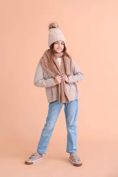 Roztomilé Holčička Zimním Oblečení Béžové Pozadí — Stock fotografie