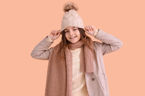 Bej Arka Planda Kışlık Giysiler Içinde Şirin Küçük Bir Kız — Stok fotoğraf