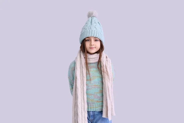 Nettes Kleines Mädchen Winterkleidung Auf Fliederfarbenem Hintergrund — Stockfoto