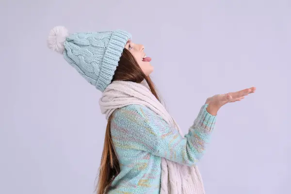 ライラックの背景に冬の服でかわいい少女 — ストック写真