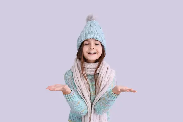 Nettes Kleines Mädchen Winterkleidung Auf Fliederfarbenem Hintergrund — Stockfoto