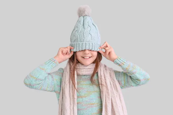 Leylak Arka Planında Kışlık Giysiler Içinde Komik Küçük Kız — Stok fotoğraf
