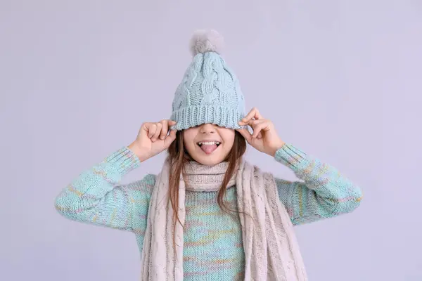 Lustige Kleine Mädchen Winterkleidung Auf Fliederfarbenem Hintergrund — Stockfoto