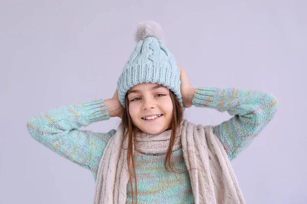 Leylak Arka Planında Kışlık Giysiler Içinde Şirin Küçük Kız Yakın — Stok fotoğraf