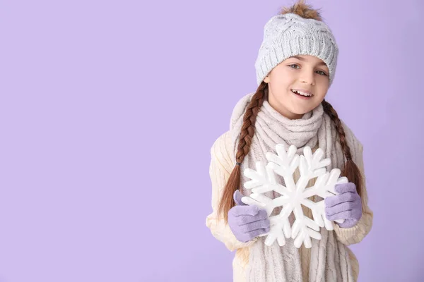 Nettes Kleines Mädchen Winterkleidung Mit Großer Schneeflocke Auf Fliederfarbenem Hintergrund — Stockfoto
