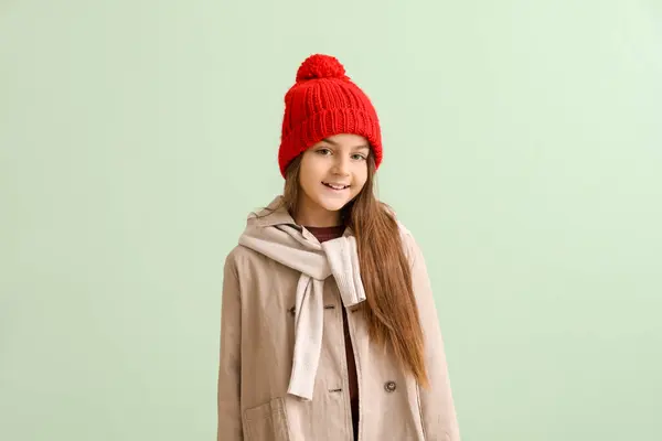 Nettes Kleines Mädchen Winterkleidung Auf Grünem Hintergrund — Stockfoto