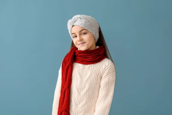 Nettes Kleines Mädchen Winterkleidung Auf Blauem Hintergrund — Stockfoto