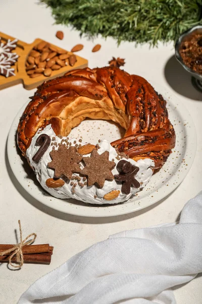 Assiette Avec Savoureuse Couronne Pâtisserie Noël Sur Fond Clair — Photo
