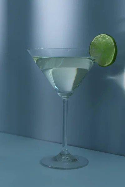 Egy Pohár Martini Citrommal Kék Alapon — Stock Fotó