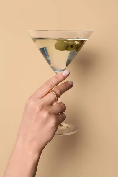 Kobieta Szklanką Martini Beżowym Tle — Zdjęcie stockowe