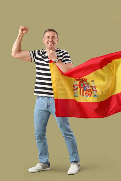 Feliz Hombre Maduro Con Bandera España Sobre Fondo Verde — Foto de Stock