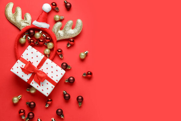 Kırmızı Arka Planda Farklı Noel Süslemeleri — Stok fotoğraf