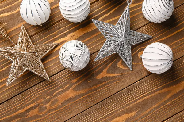 Weihnachtskugeln Und Sterne Auf Braunem Holzhintergrund — Stockfoto