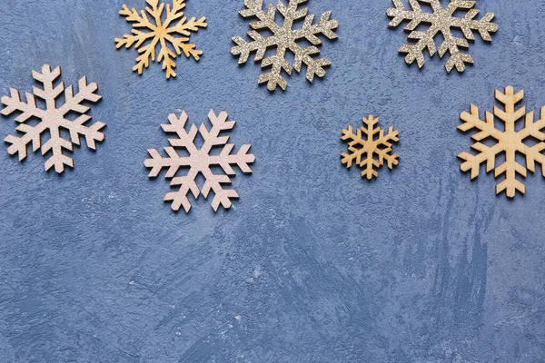 Decoraciones Navideñas Forma Copos Nieve Sobre Fondo Azul Grunge —  Fotos de Stock