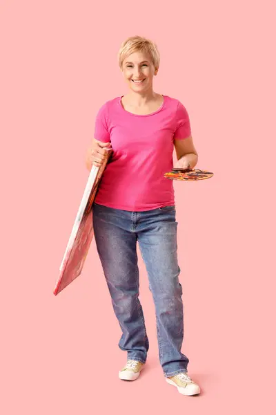 Rijpere Vrouwelijke Kunstenaar Met Gereedschap Foto Roze Achtergrond — Stockfoto