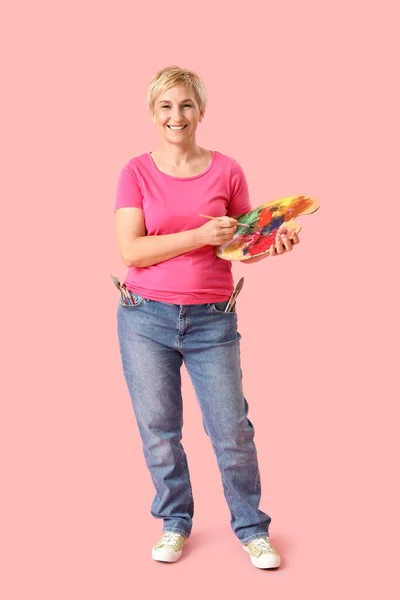 Rijpere Vrouwelijke Kunstenaar Met Tools Roze Achtergrond — Stockfoto