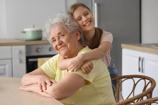 Menina Com Avó Abraçando Cozinha — Fotografia de Stock