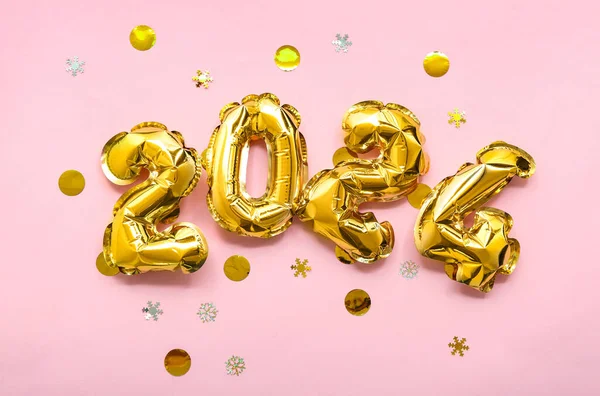 图2024 由彩色背景的箔气球和圆饼制成 — 图库照片