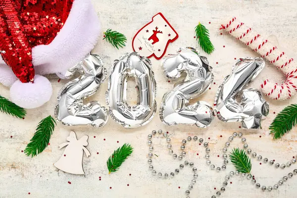 Composition Figure 2024 Made Foil Balloons Santa Hat Christmas Decorations — Stock Photo, Image