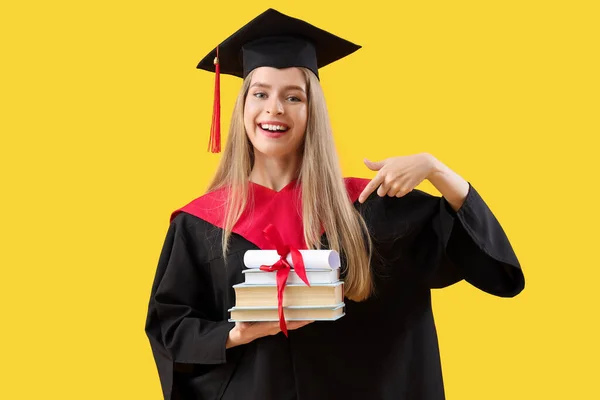Ženské Postgraduální Student Ukazující Diplom Knihy Žlutém Pozadí — Stock fotografie