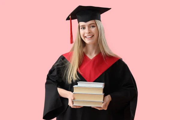Vrouwelijke Afgestudeerde Student Met Boeken Roze Achtergrond — Stockfoto