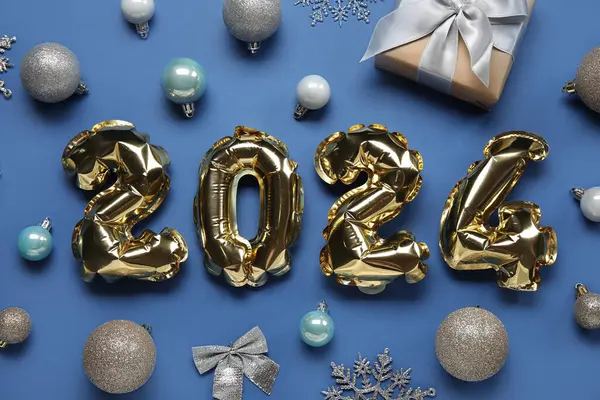 Figure 2024 Made Foil Balloons Christmas Decorations Blue Background — Stock Photo, Image