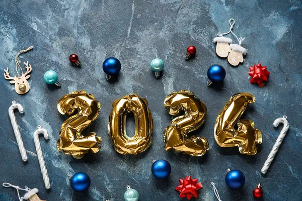 Figure 2024 Made Foil Balloons Christmas Decorations Blue Grunge Background — Stock Photo, Image