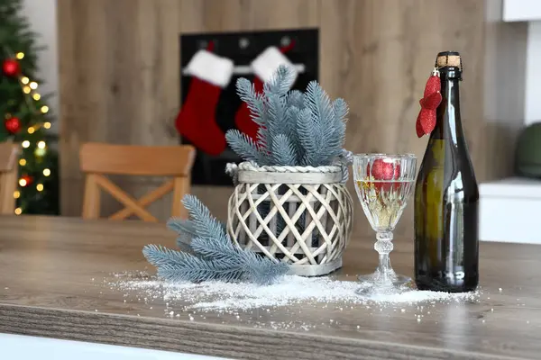 Flasche Champagner Gläser Und Weihnachtsdekoration Auf Holztisch Küche Nahaufnahme — Stockfoto