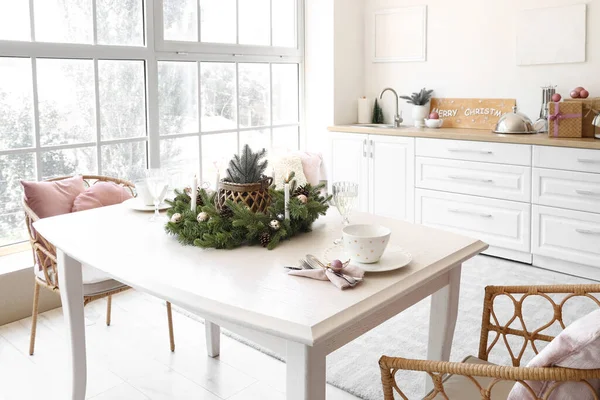 Witte Eettafel Met Champagneglazen Brandende Kaarsen Kerstkrans Keuken — Stockfoto