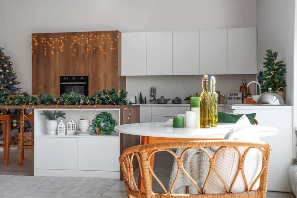 Mesa Branca Com Garrafas Champanhe Velas Cozinha Moderna Decorada Para — Fotografia de Stock