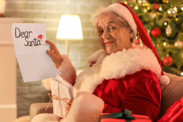 크리스마스 이브에 집에서 편지와 산타로 — 스톡 사진