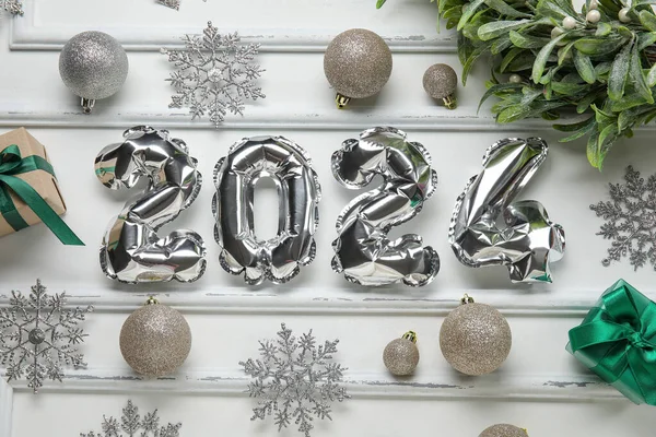 Figura 2024 Hecha Globos Aluminio Con Bolas Navidad Copos Nieve —  Fotos de Stock