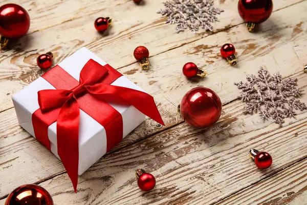 Bolas Natal Com Caixa Presente Flocos Neve Fundo Madeira Branca — Fotografia de Stock