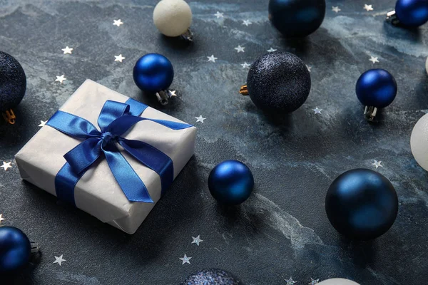 Рождественские Шары Подарочная Коробка Голубом Фоне — стоковое фото