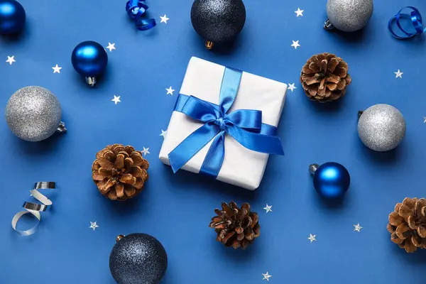 Різдвяні Кульки Подарунковою Коробкою Конусами Синьому Фоні — стокове фото