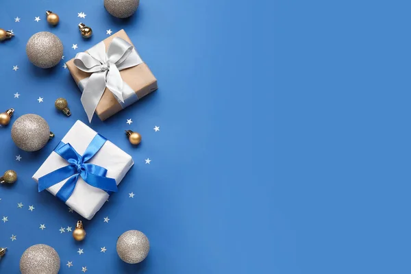 Різдвяні Кульки Подарункові Коробки Синьому Фоні — стокове фото