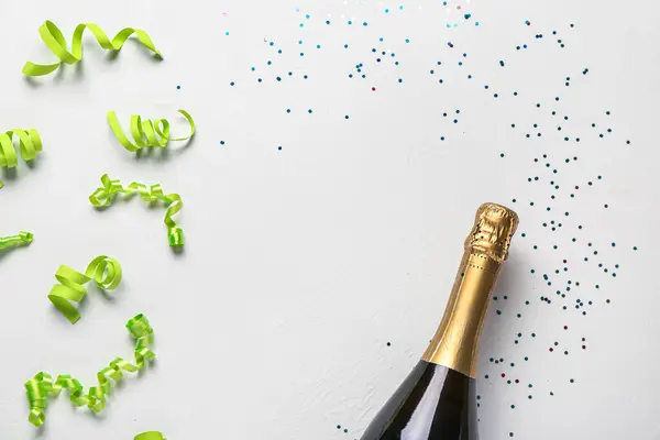 Kerstcompositie Met Fles Champagne Linten Confetti Lichte Ondergrond — Stockfoto